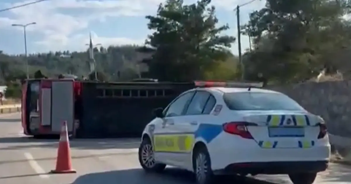 Sinop'ta söndürme aracı bariyere çarparak yan yattı: 1 yaralı