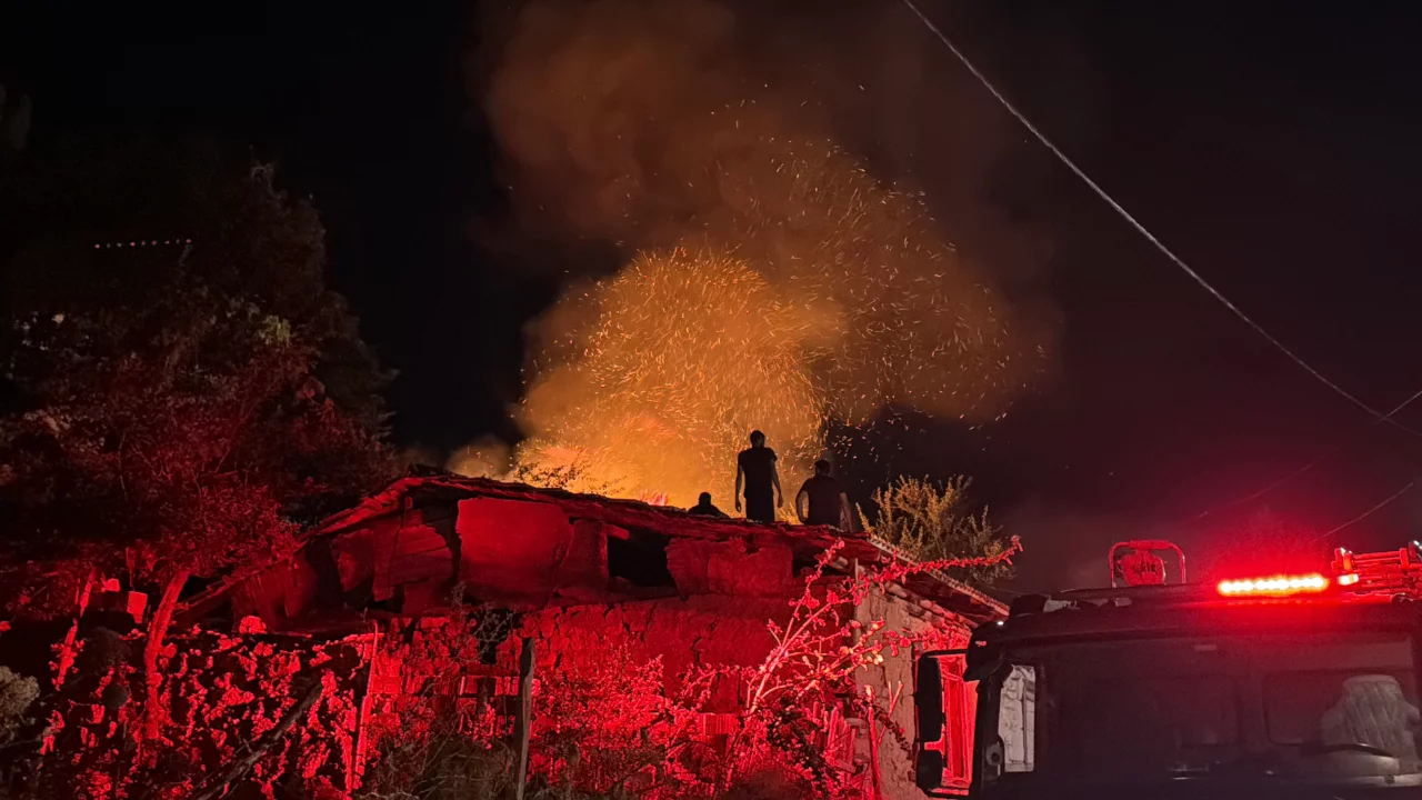 Kütahya'da bahçede çıkan yangın, tek katlı evi kullanılamaz hale getirdi