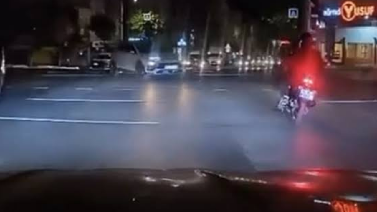 Bursa Yıldırım'da kırmızı ışık ihlali: Motosiklet sürücüsü hastanelik oldu Bursa Yıldırım'da kırmızı ışık ihlali: Motosiklet sürücüsü hastanelik oldu