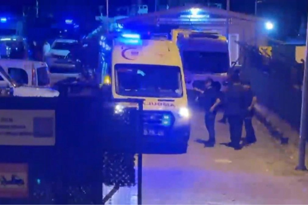 İstanbul'da gemide zehirlenme: 4 kişi hastaneye sevk edildi İstanbul'da gemide zehirlenme: 4 kişi hastaneye sevk edildi