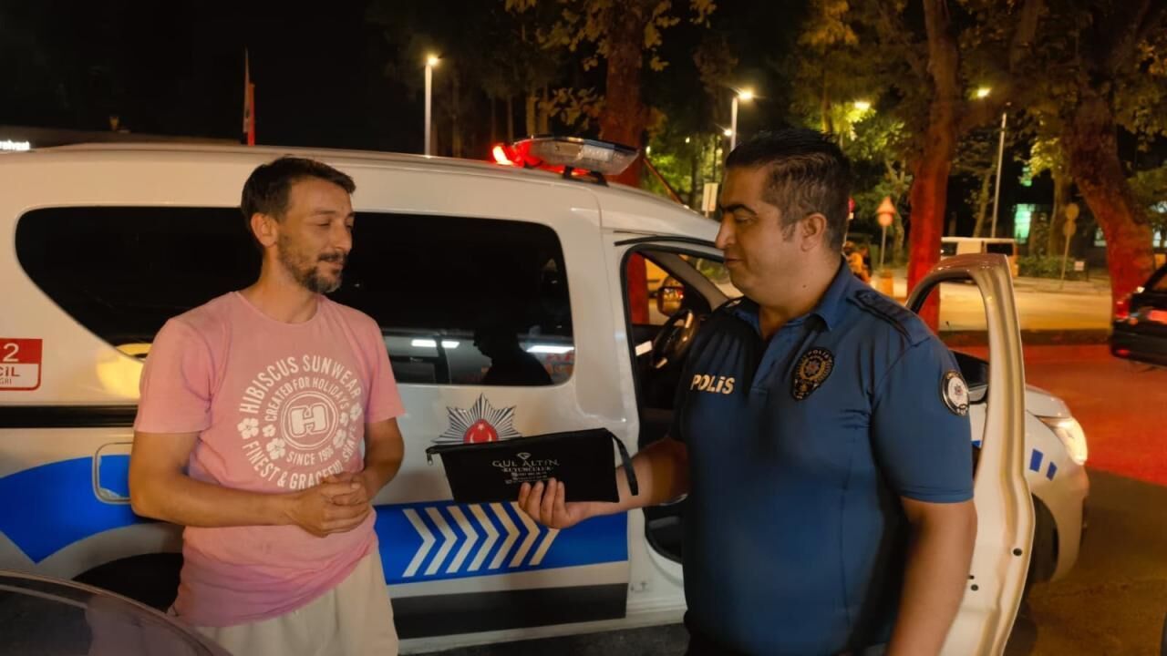 İnegöl'de örnek davranış: 30 bin TL polise verildi İnegöl'de örnek davranış: 30 bin TL polise verildi