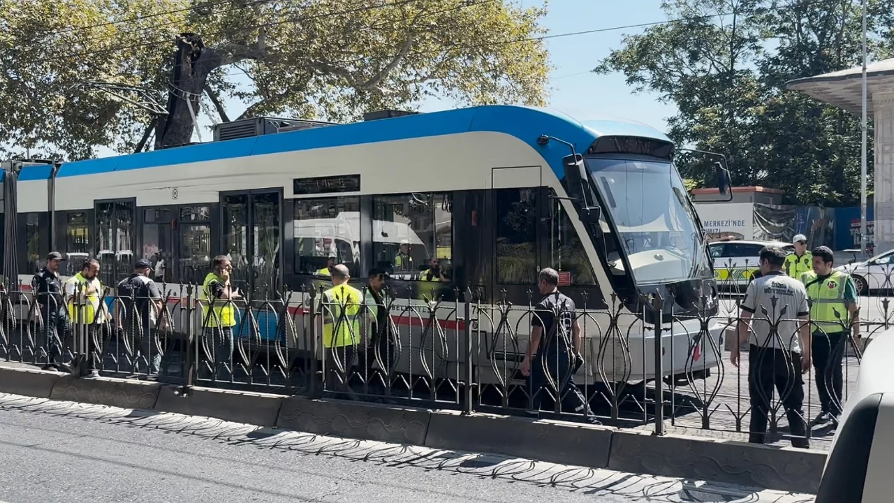 Tramvay raydan çıktı: Yolcular tedbir amacıyla tahliye edildi