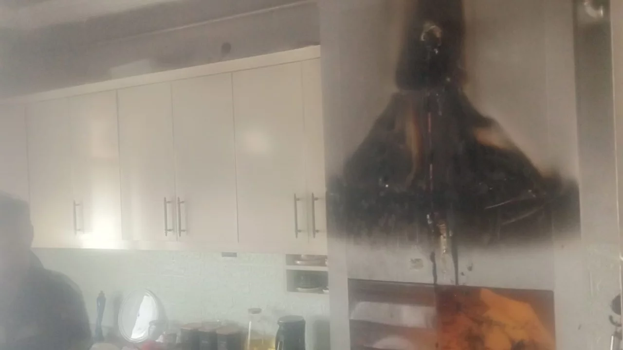 Aziziye'de Mutfakta Yangın: 2 Çocuk ve Anne Hastaneye Kaldırıldı
