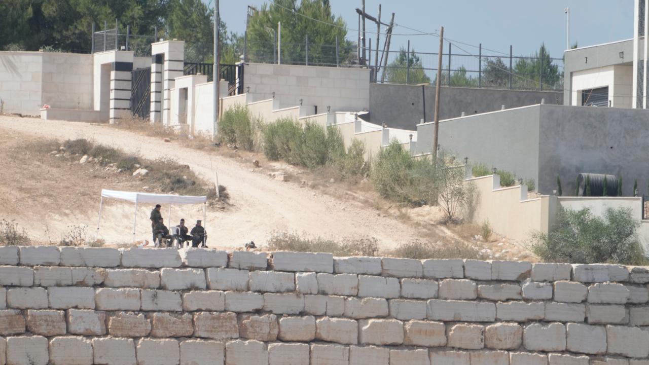 Batı Şeria'daki 3 eve ablukada 12. gün: Aileler gıda ve ilaç sıkıntısı çekiyor Batı Şeria'daki 3 eve ablukada 12. gün: Aileler gıda ve ilaç sıkıntısı çekiyor