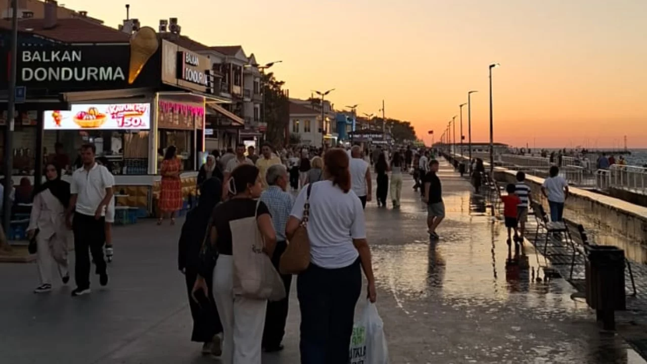 Mudanya sahilinde akşam yoğunluğu: Bursalılar serinlemek için akın etti