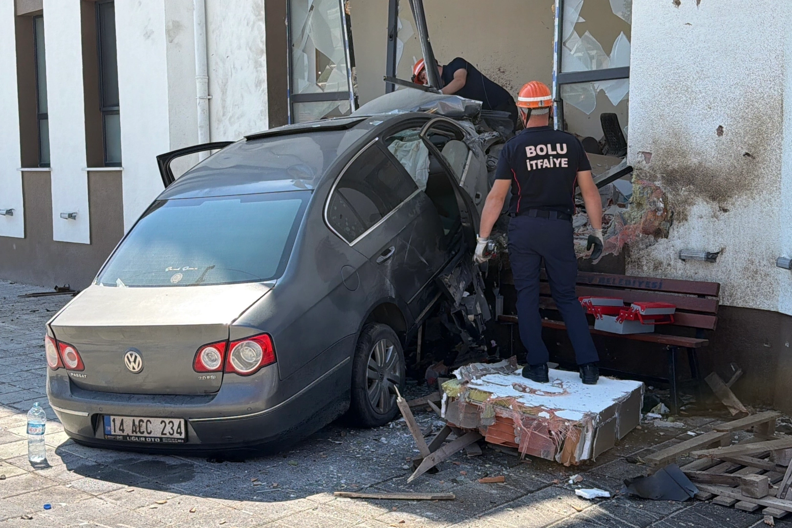 Bolu'da alkollü sürücü caminin imam odasına daldı: 290 bin lira ceza Bolu'da alkollü sürücü caminin imam odasına daldı: 290 bin lira ceza