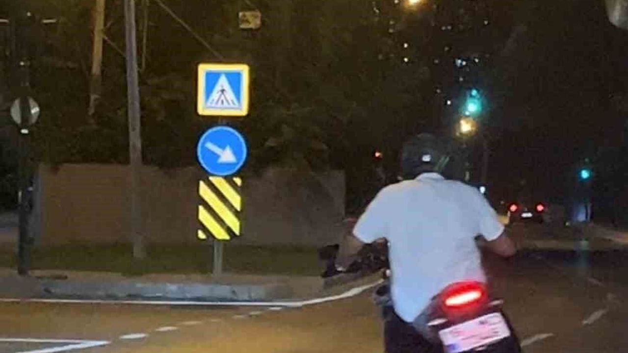 Drift atarak trafiği tehlikeye sokan motosiklet sürücüsü kamerada