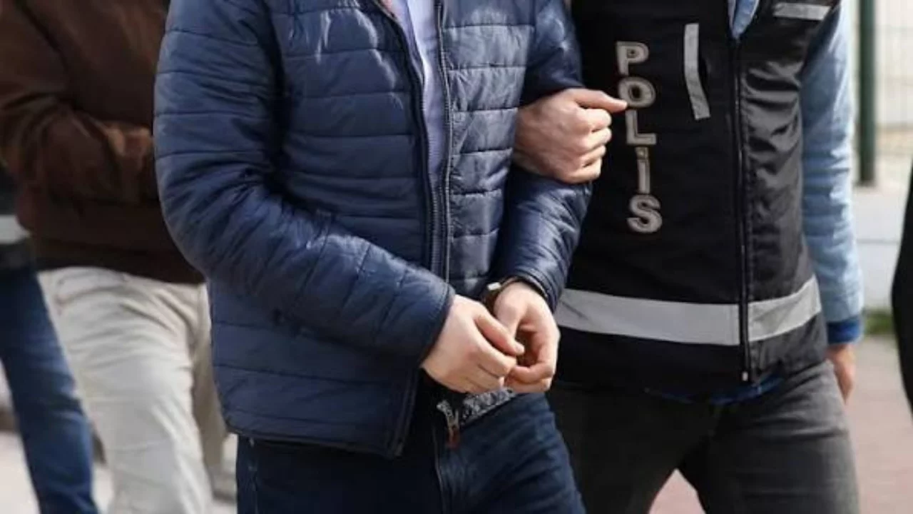 15 yaşındaki A.Y.F., üvey babasını tabancayla vurdu: Tutuklandı