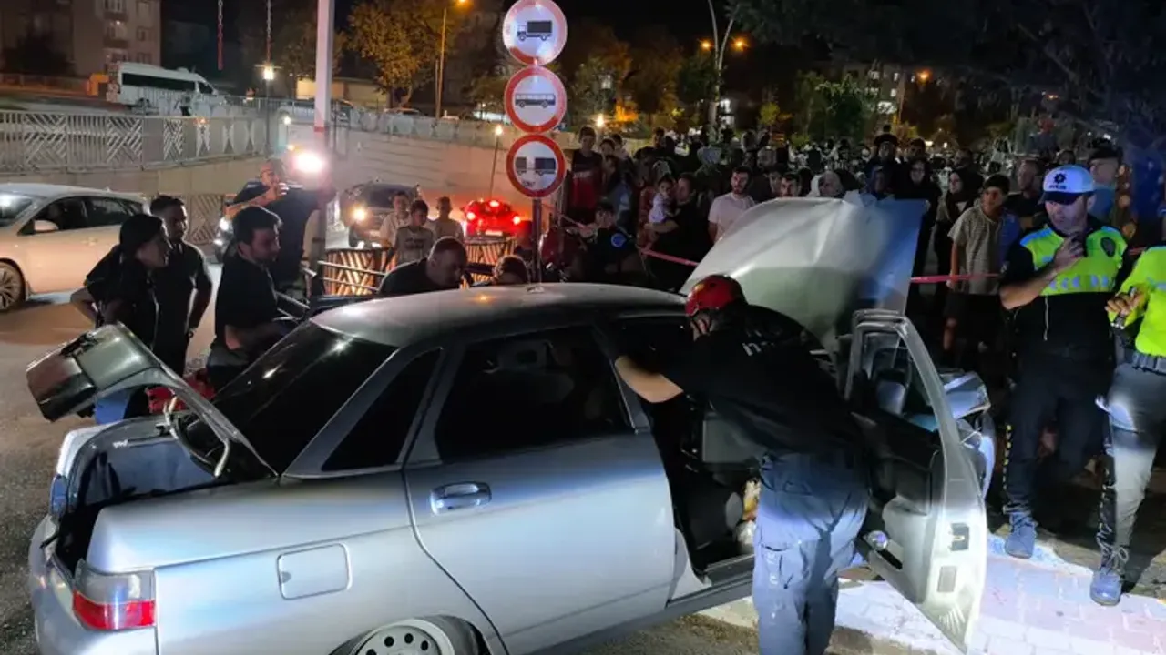 İnegöl'de otomobil alt geçide çarptı: Sürücü sıkıştı ve kurtarıldı