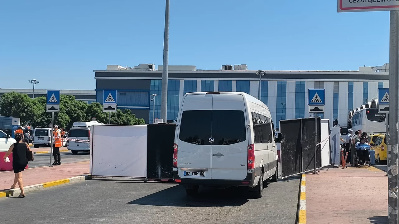 Antalya Havalimanı'nda emekli polisten silahlı saldırı: Kız arkadaşını vurdu Antalya Havalimanı'nda emekli polisten silahlı saldırı: Kız arkadaşını vurdu