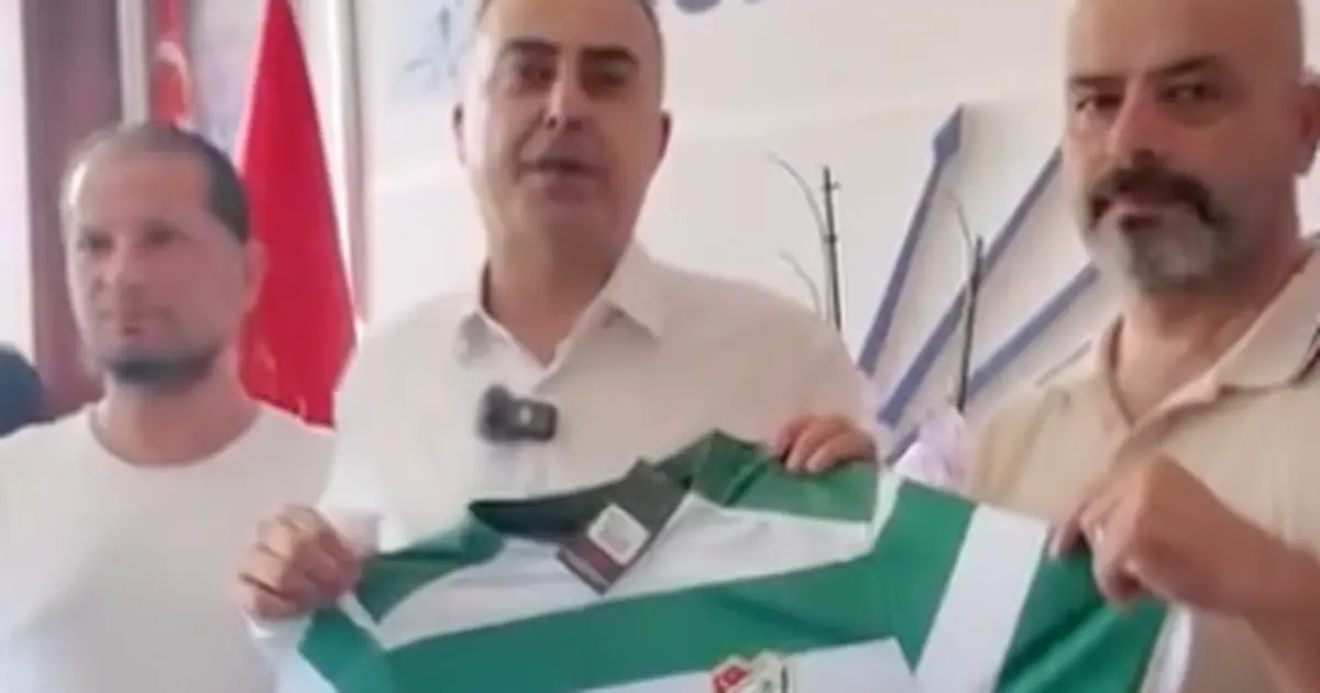 Bursaspor sevgisi İstanbul'a ulaştı: Özkan'dan anlamlı jest Bursaspor sevgisi İstanbul'a ulaştı: Özkan'dan anlamlı jest