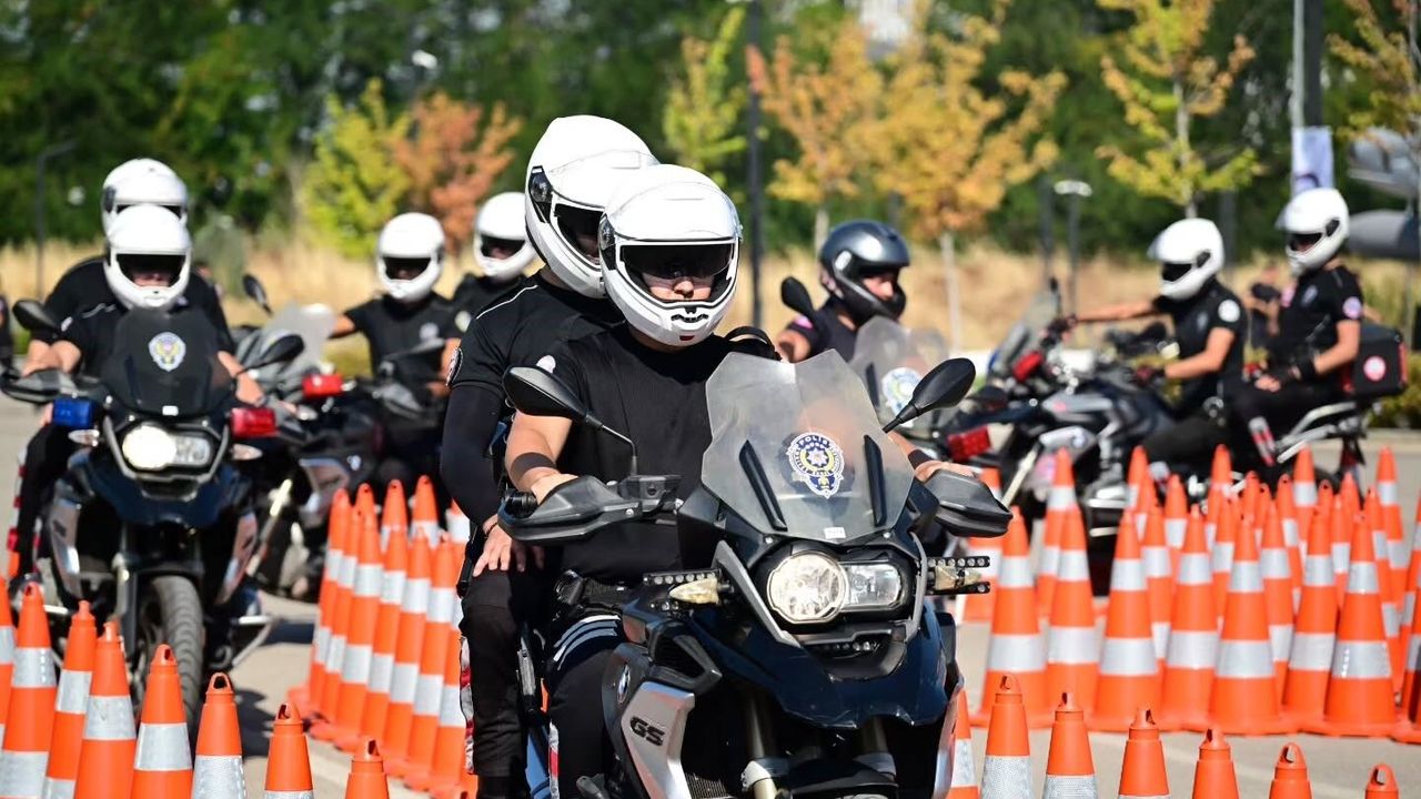 Bursa'da 60 motosikletli yunus polis, temel eğitimlerini başarıyla tamamladı Bursa'da 60 motosikletli yunus polis, temel eğitimlerini başarıyla tamamladı