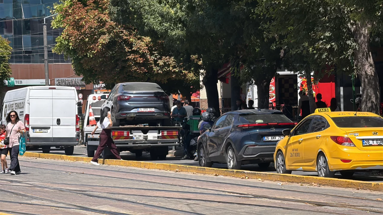 Minibüs hatalı park etti: 2 Eylül Caddesi'nde trafik kilitlendi Minibüs hatalı park etti: 2 Eylül Caddesi'nde trafik kilitlendi