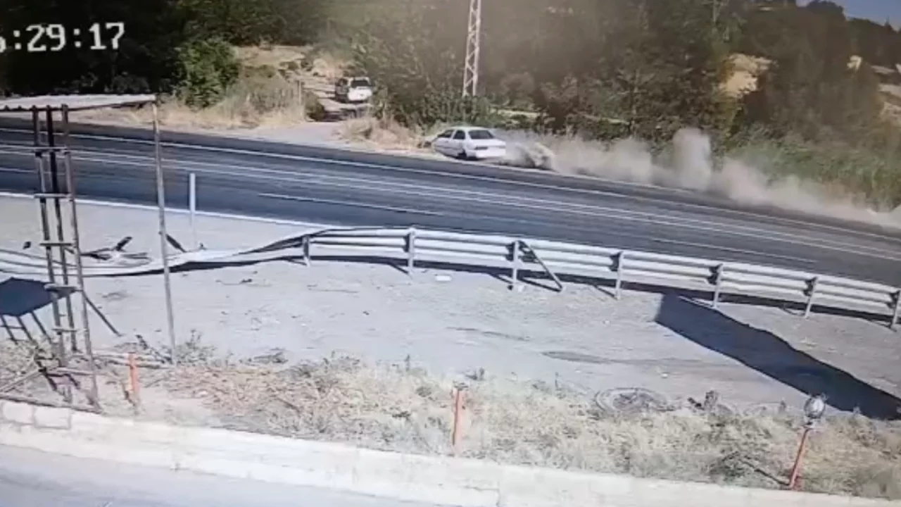 Adıyaman'da otomobil şarampole devrildi: İki kişi yaralandı