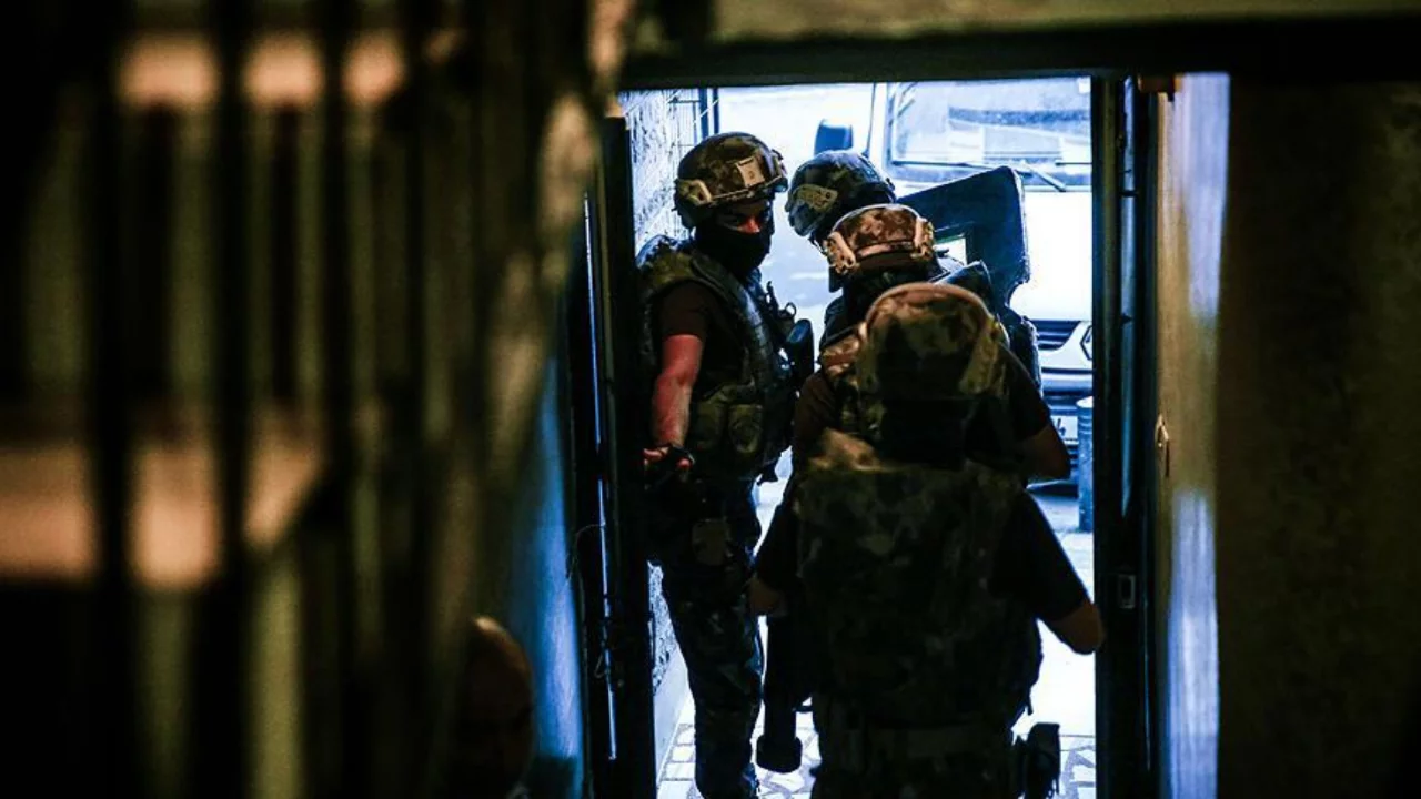 Bitlis'te uyuşturucu operasyonu: 11 şüpheli gözaltına alındı Bitlis'te uyuşturucu operasyonu: 11 şüpheli gözaltına alındı