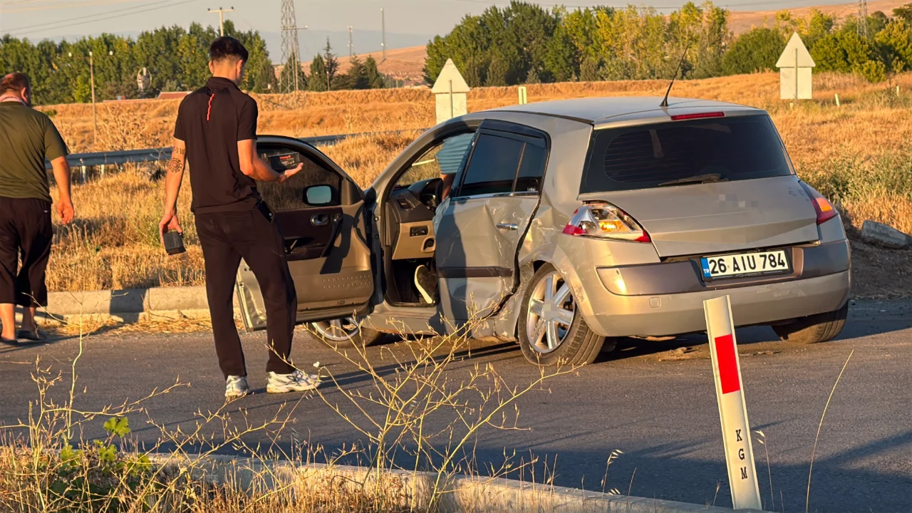 Eskişehir'de trafik kazası: 3 yaralı hastaneye kaldırıldı Eskişehir'de trafik kazası: 3 yaralı hastaneye kaldırıldı