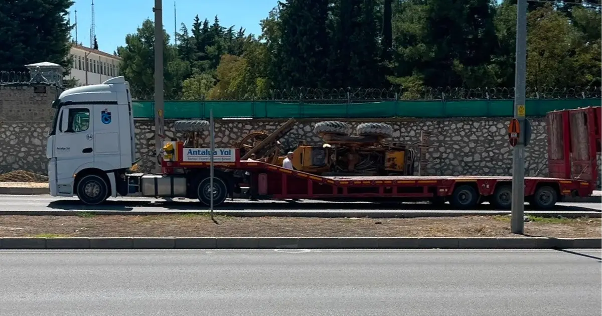 Burdur'da tırın fren yapması sonucu greyder devrildi: Trafik aksadı Burdur'da tırın fren yapması sonucu greyder devrildi: Trafik aksadı