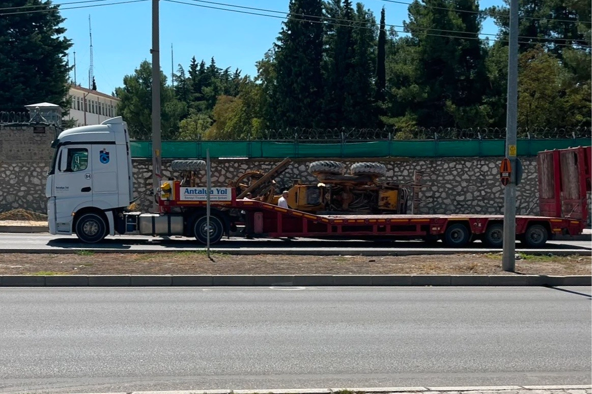 Burdur'da tırın fren yapması sonucu greyder devrildi: Trafik aksadı Burdur'da tırın fren yapması sonucu greyder devrildi: Trafik aksadı