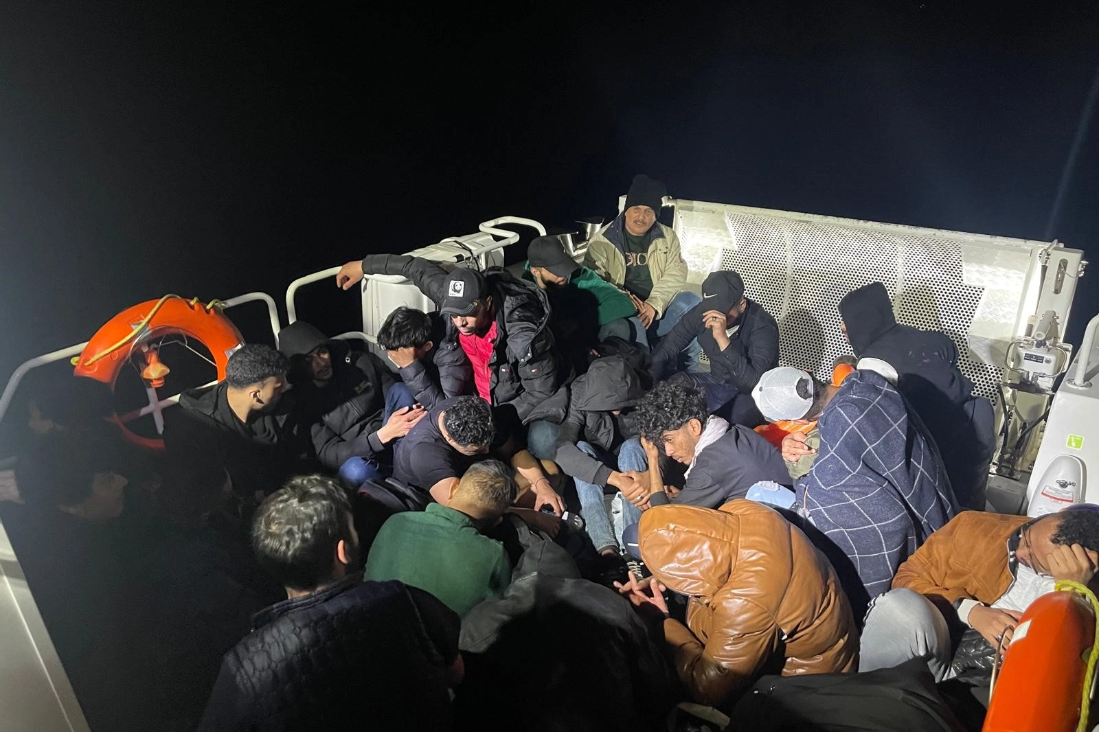Kuşadası'nda göçmen kaçakçılığı yapan 2 kişi yakalandı Kuşadası'nda göçmen kaçakçılığı yapan 2 kişi yakalandı