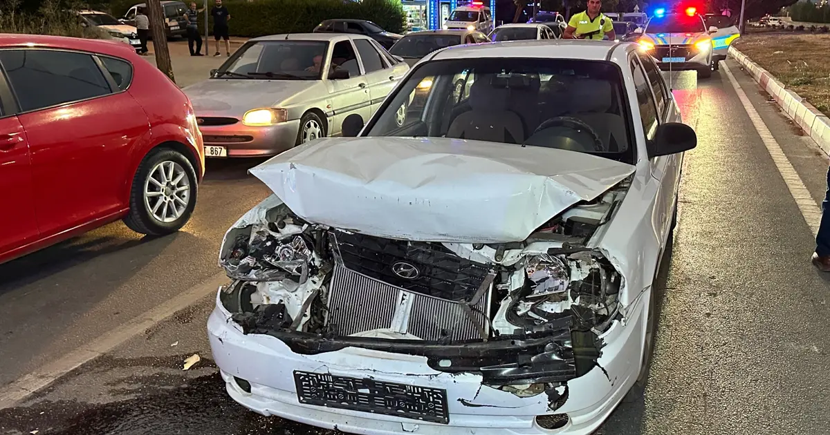 Kırmızı ışıkta bekleyen otomobile çarpıldı: 3 yaralı