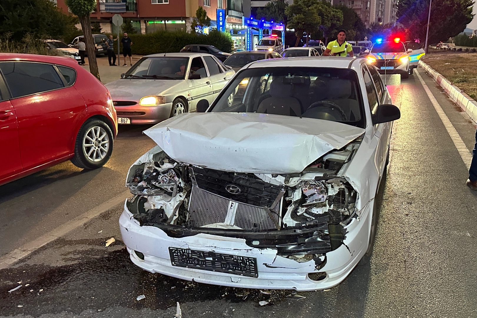 Kırmızı ışıkta bekleyen otomobile çarpıldı: 3 yaralı