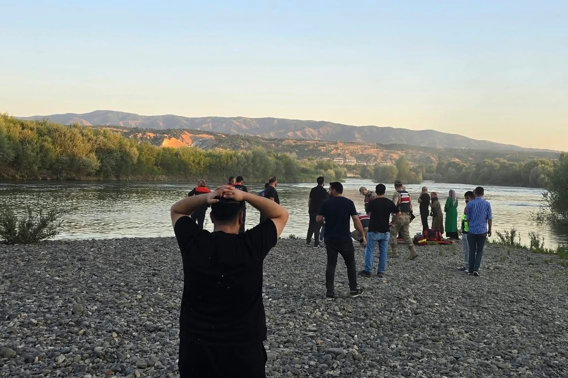 Bingöl’de nehirde kaybolan kardeş için arama çalışmaları başladı