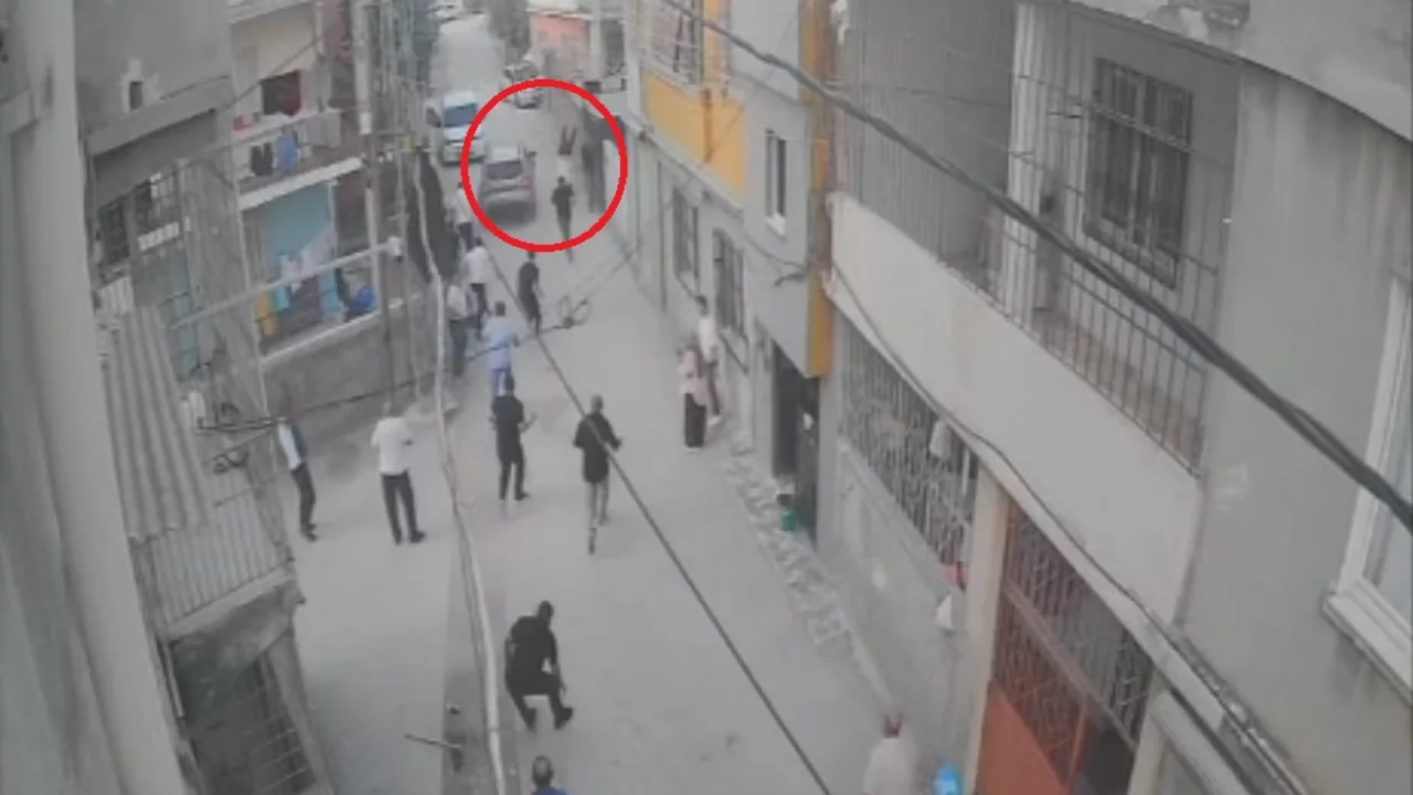 Adana'da aile kavgasında otomobil kalabalığın üzerine sürüldü: 4 yaralı Adana'da aile kavgasında otomobil kalabalığın üzerine sürüldü: 4 yaralı