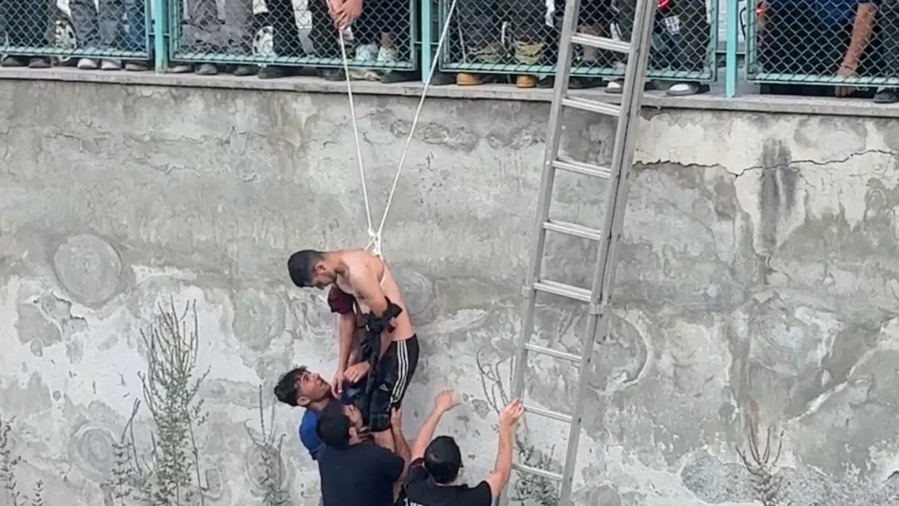 Tarsus'ta kanala düşen genci arkadaşı kurtardı: Olay anları kaydedildi