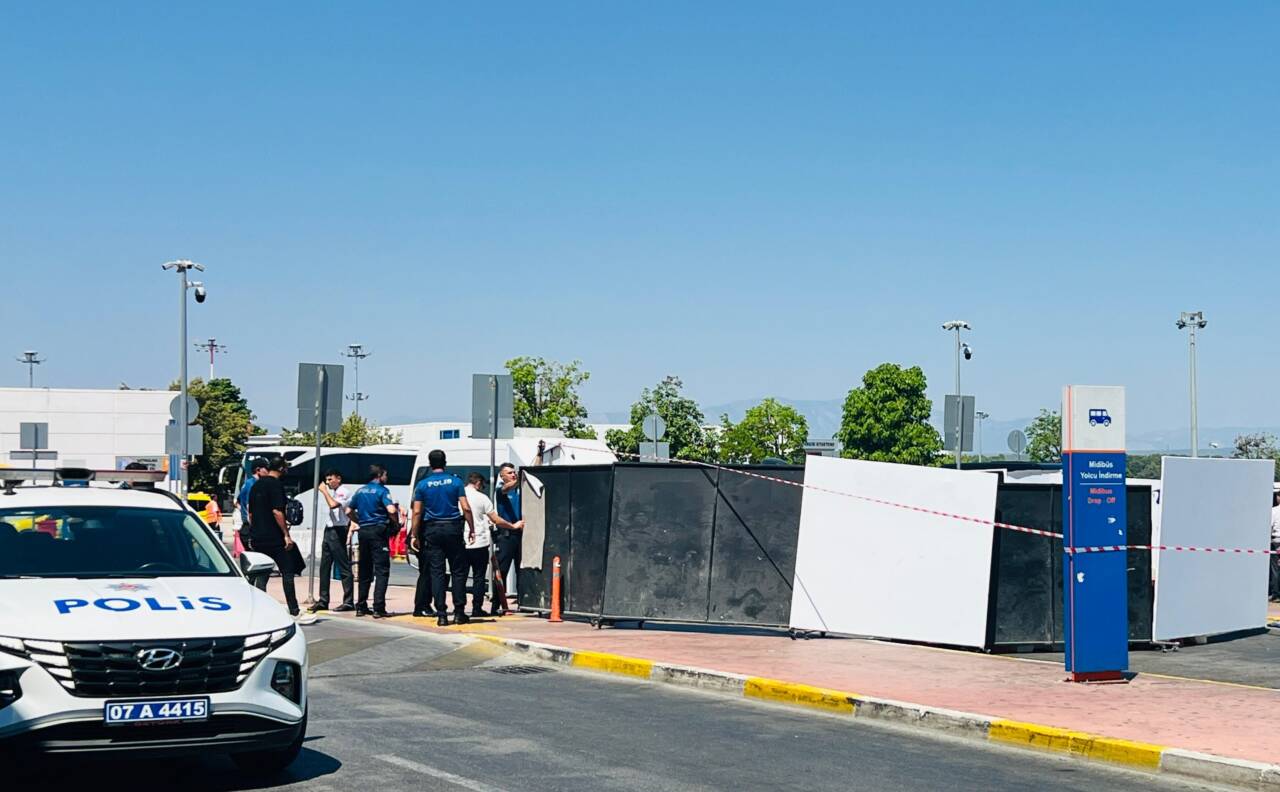Antalya Havalimanı'nda silahlı saldırı: Bir kadın hayatını kaybetti Antalya Havalimanı'nda silahlı saldırı: Bir kadın hayatını kaybetti