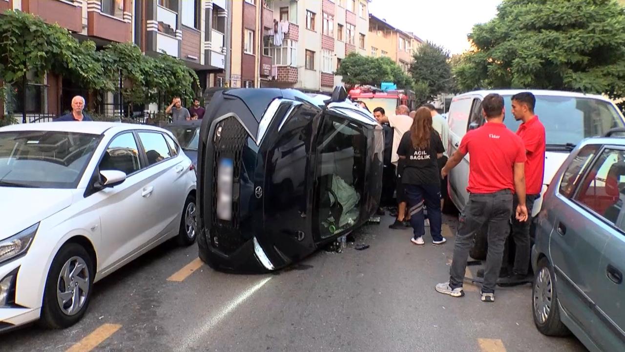 Ümraniye'de otomobil, park halindeki 3 araca çarparak devrildi