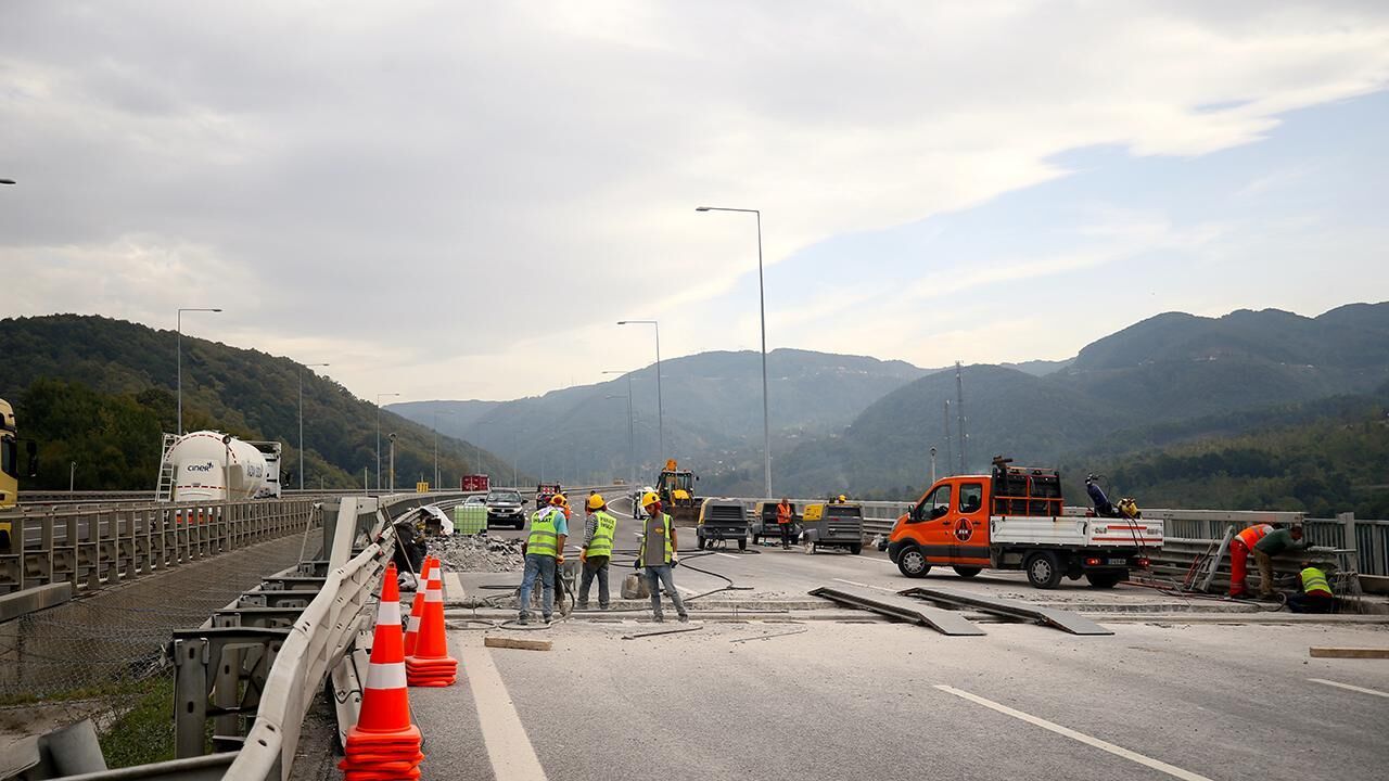 Bursa-Ankara yolunda trafik akışı tek şeride düştü: Sürücüler dikkatli olmalı Bursa-Ankara yolunda trafik akışı tek şeride düştü: Sürücüler dikkatli olmalı