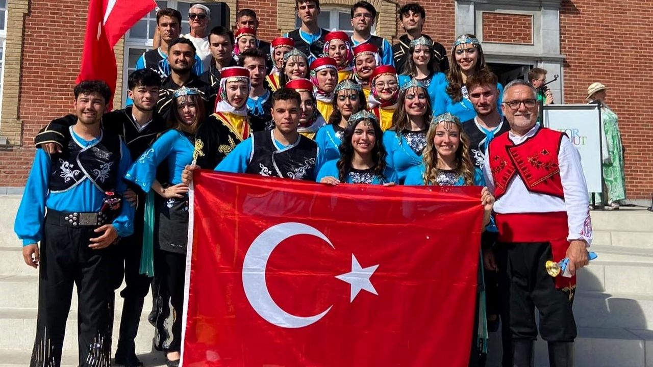 Bursa Uludağ Üniversitesi, Belçika'da Geleneksel Danslarla Sahne Aldı Bursa Uludağ Üniversitesi, Belçika'da Geleneksel Danslarla Sahne Aldı