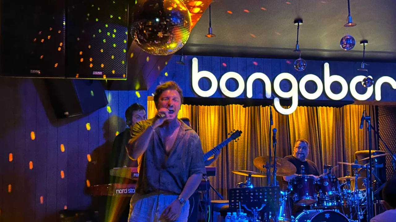 Cengiz Ateş, Bongo Bar'da sahne alarak Bursa'da eğlenceyi renklendirdi