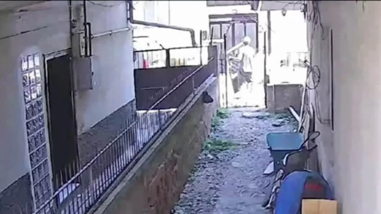 Bursa'da hurdacının kapı planı kamerada! Motosikletleri görünce...