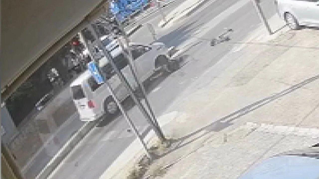 Kartal'da minibüs kazası: Skuter sürücüsü ağır yaralandı