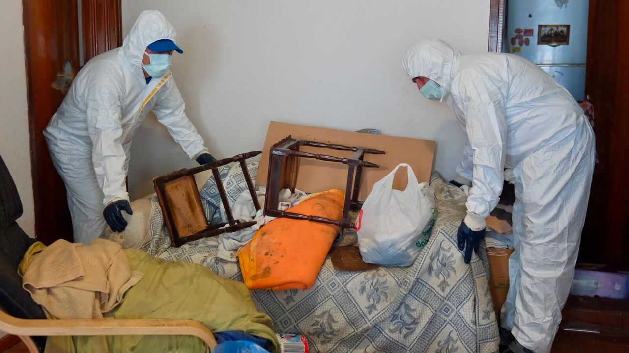 Bursa'da daireden 3 kamyon çöp tahliye edildi: Temizlik yapıldı