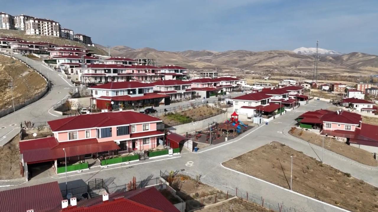 Bitlis'te 371 Ahıska Türkü ailesi için konut teslimatı başladı