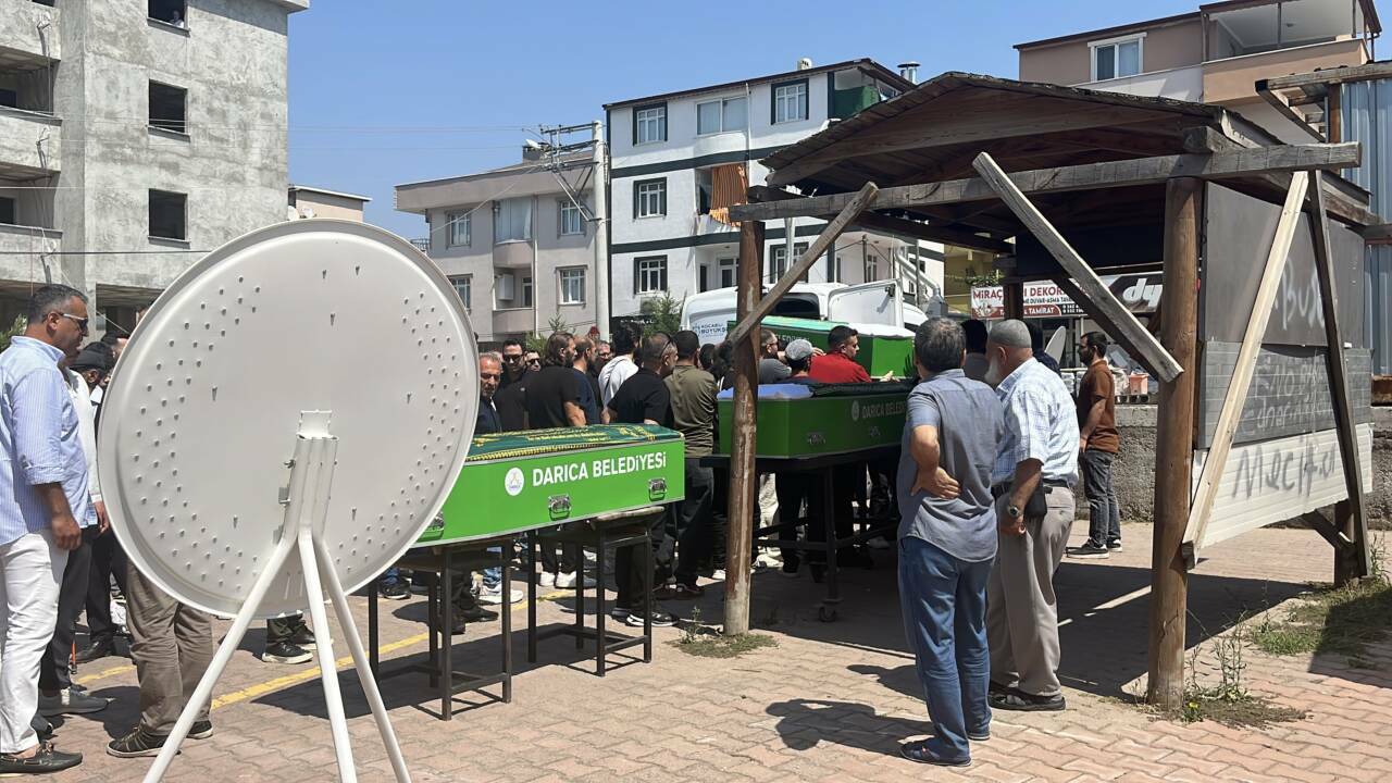 3 kardeşin cenazesi Darıca'da toprağa verildi: Suya düşme olayı araştırılıyor