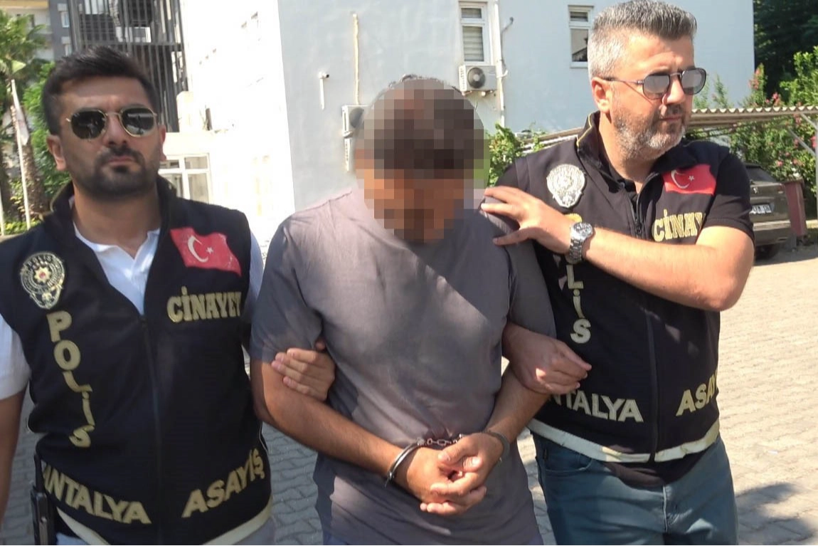 Antalya Havalimanı'nda emekli polis, kadını vurdu: Tutuklandı Antalya Havalimanı'nda emekli polis, kadını vurdu: Tutuklandı