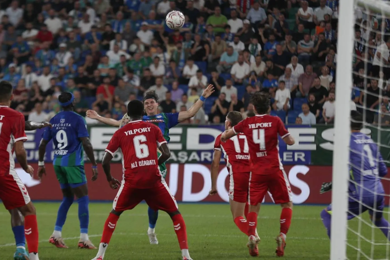 Samsunspor, Rizespor'u deplasmanda 2-0 ile geçti