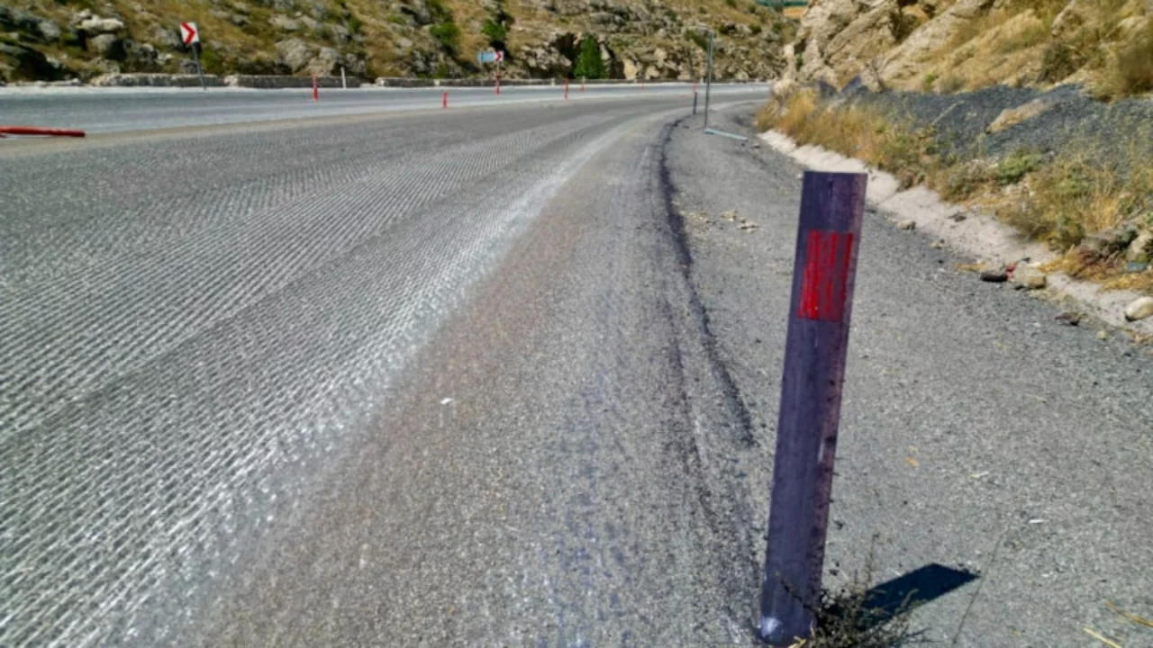 Afyonkarahisar'da kimyasal madde asfaltı etkiledi, yol kapatıldı Afyonkarahisar'da kimyasal madde asfaltı etkiledi, yol kapatıldı