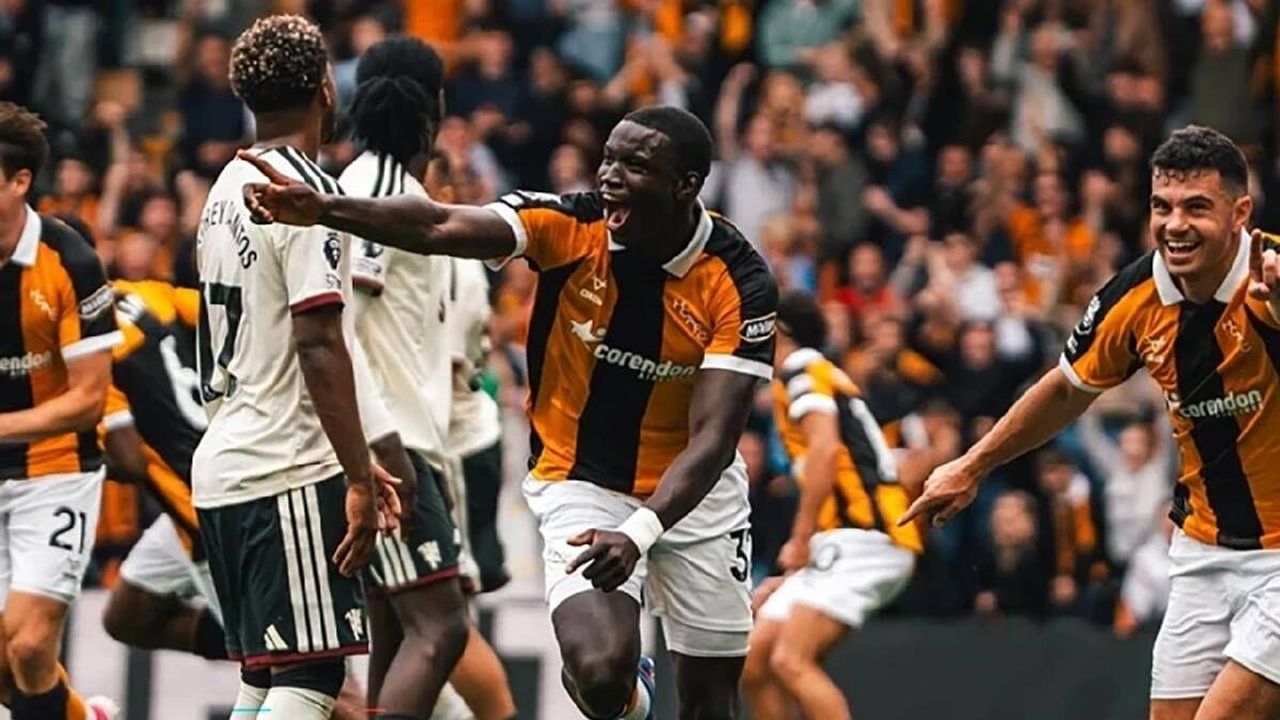 Hull City, Premier Lig'e Manchester United'ı 2-0 mağlup ederek başladı