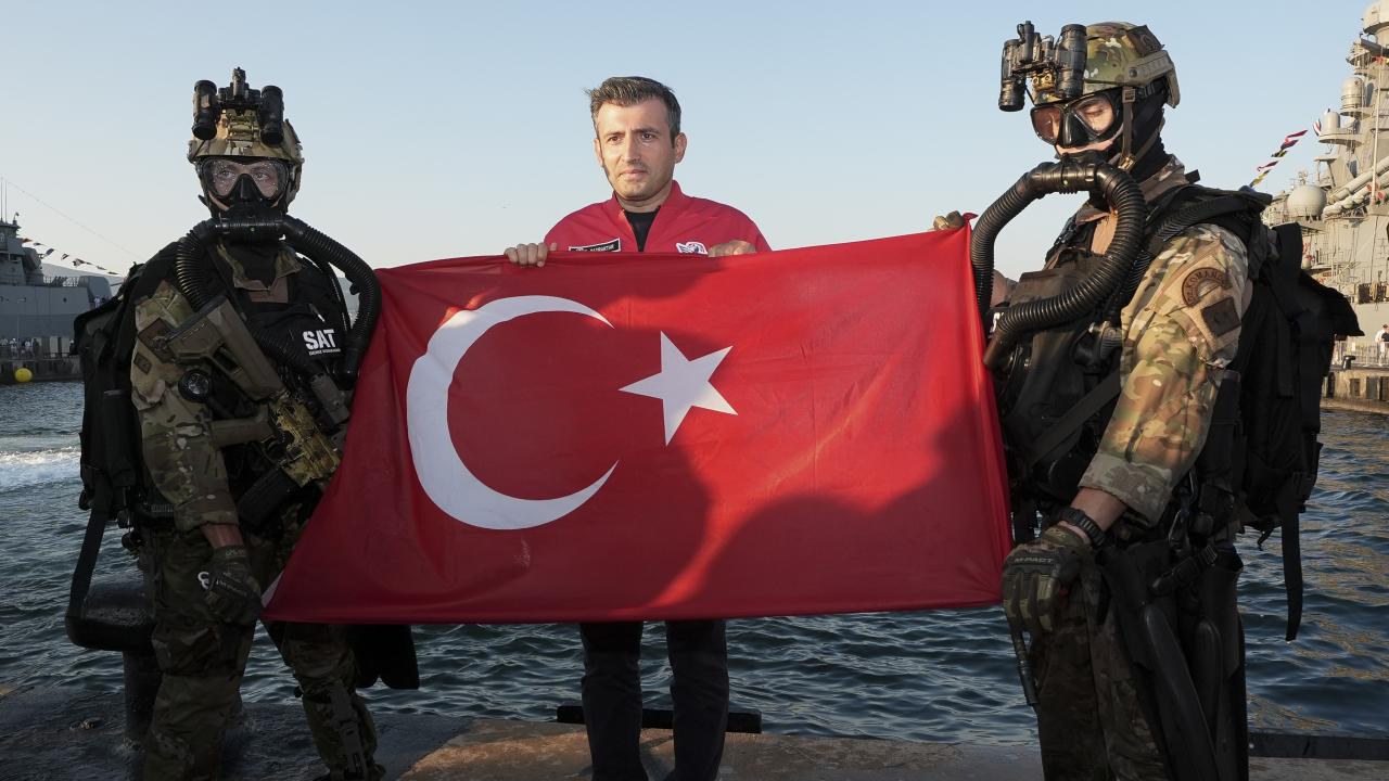 Mavi Vatan'da Selçuk Bayraktar, SAT ve SAS komandolarıyla bir araya geldi