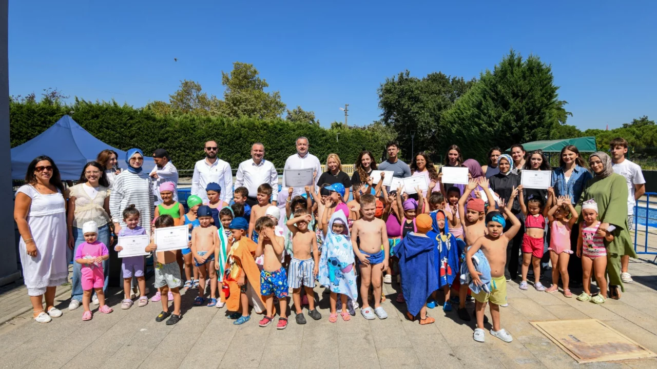 Osmangazi Belediyesi, 4-6 yaş grubu minik yüzücülere sertifika verdi