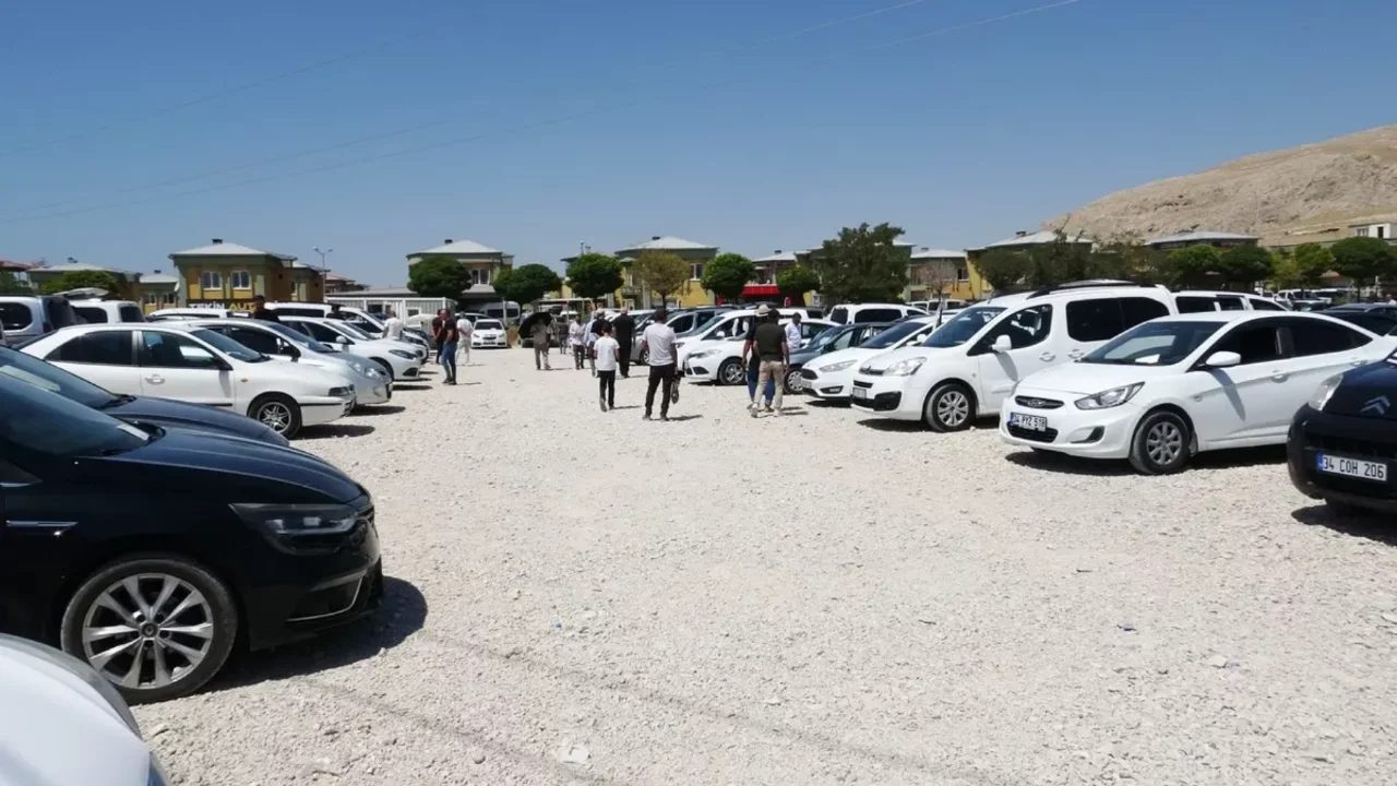 İkinci el otomobil pazarında 700-800 bin liralık araçlara yoğun ilgi