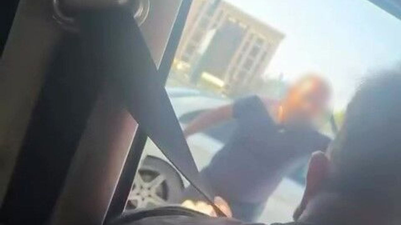 Fatih Sultan Mehmet Bulvarı'nda trafik gerginliği: Vatandaşlar araya girdi Fatih Sultan Mehmet Bulvarı'nda trafik gerginliği: Vatandaşlar araya girdi