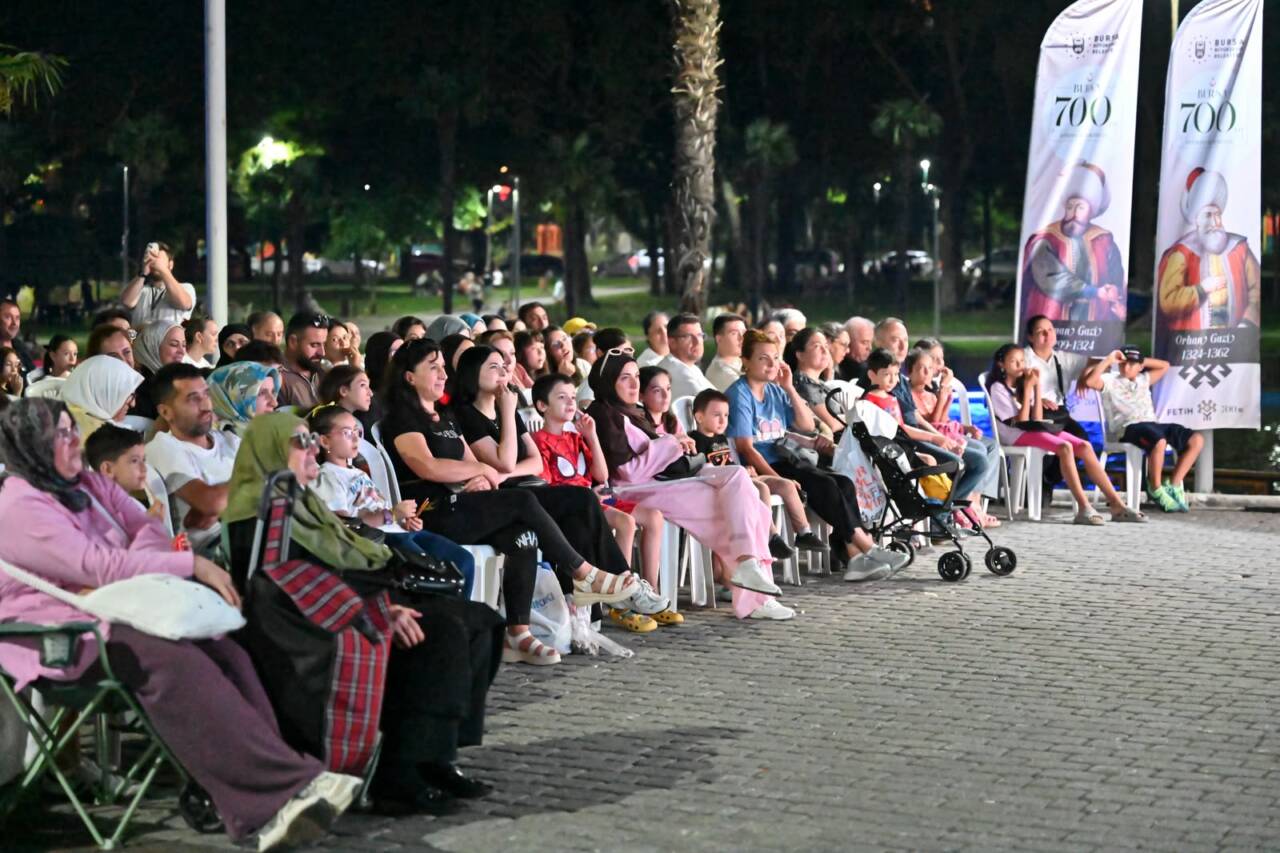 Bursa'da açık havada sinema keyfi: Süt Kardeşler filmi izlendi