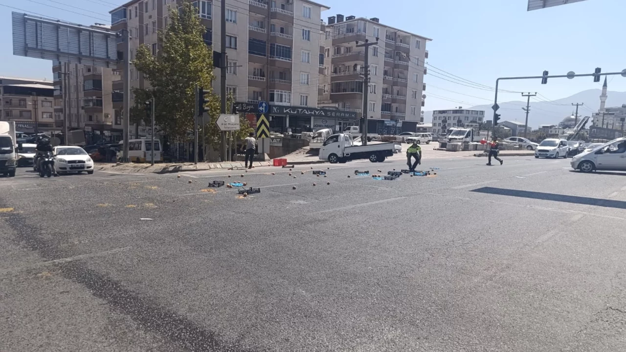 Orhangazi'de Şeftaliler Yola Saçıldı, İki Araç Çarpıştı