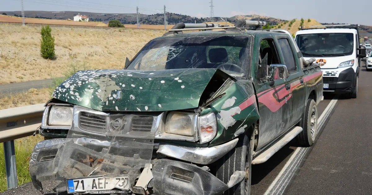 Kırıkkale'de 5 yaralı: Kamyonet hafif ticari araca çarptı