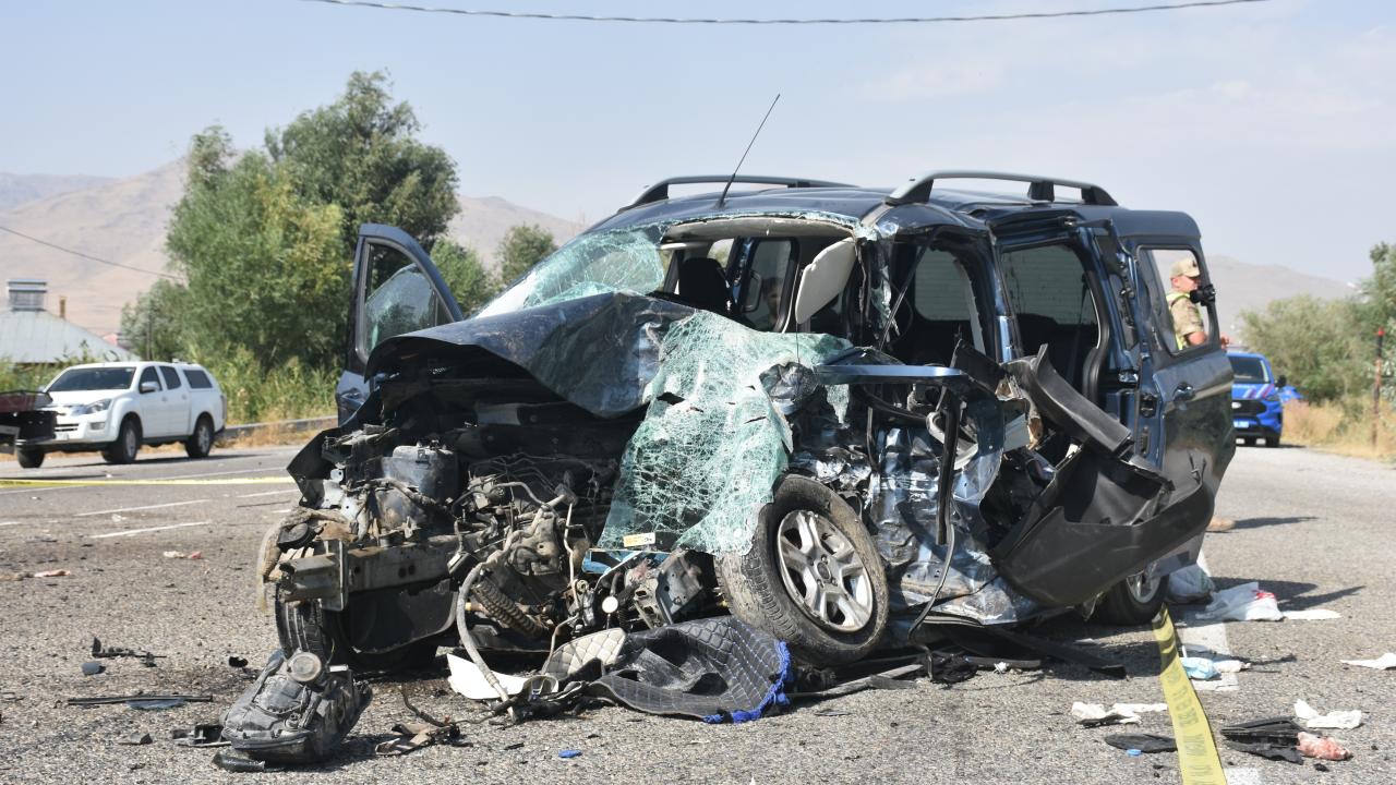 Van-Erciş yolunda korkunç kaza: 2 kişi hayatını kaybetti